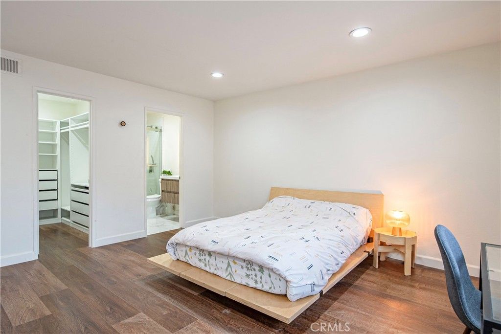 listing image 130725700739480684157