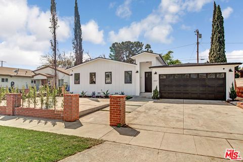 Photo of 6517 Longridge Avenue, Valley Glen, CA 91401 (MLS # 25490235)