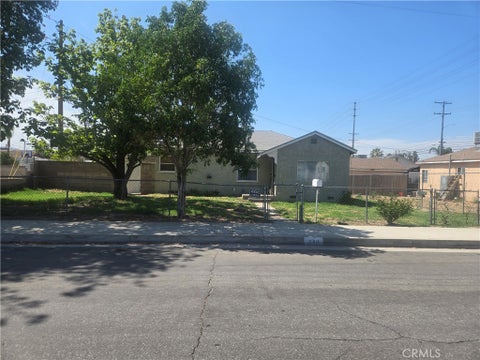 Photo of 340 W Acacia ST, Colton, CA 92324 (MLS # CV26179883)
