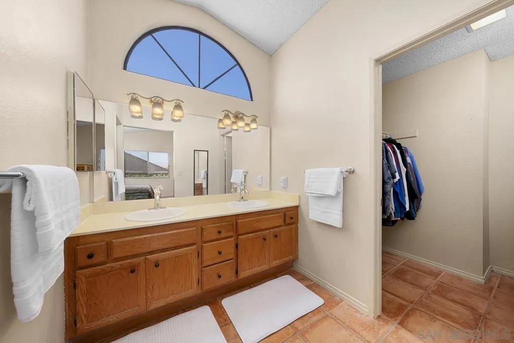 Spring Valley, California 91977, United States, 4 Bedrooms Bedrooms, ,3 BathroomsBathrooms,Residential,Active,164315