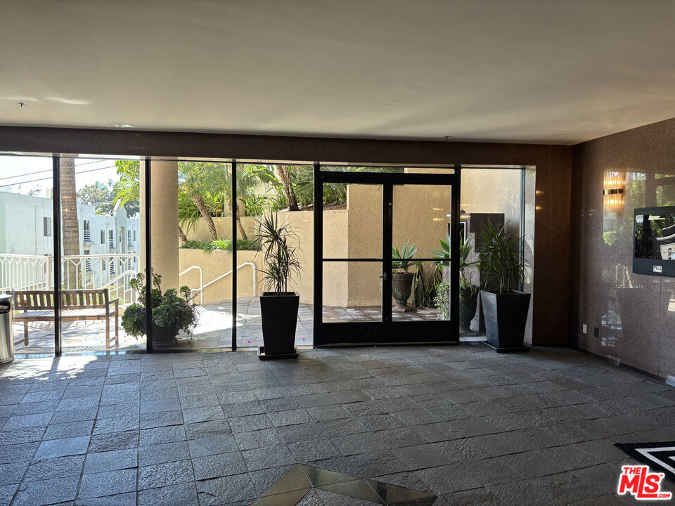 Properties 10 2222 N Beachwood Drive 207