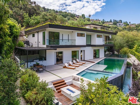 Photo of 3802 Hollyline Avenue, Los Angeles, CA 91423 (MLS # 26856635)