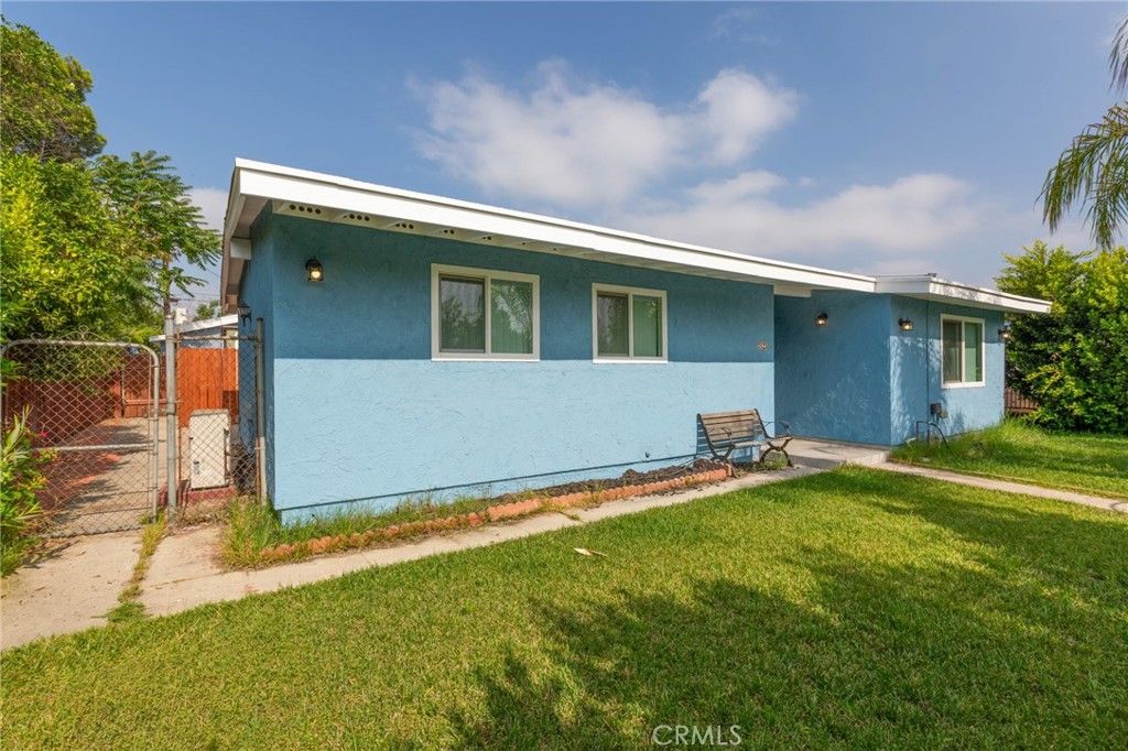 Photo of 7825 Tujunga Avenue, North Hollywood, CA 91605 (MLS # SR25244345)