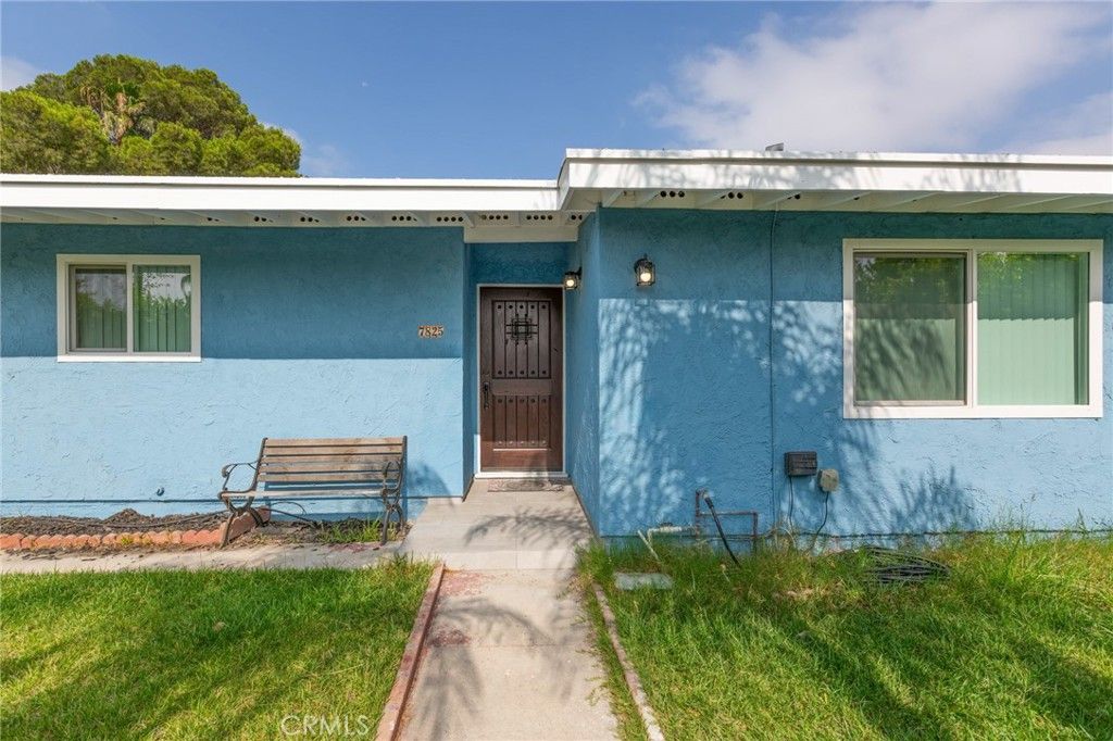 Photo of 7825 Tujunga Avenue, North Hollywood, CA 91605 (MLS # SR25244345)