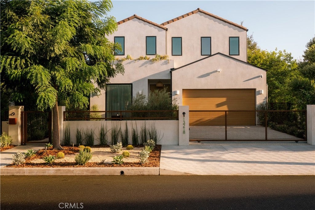 Photo of 13218 Hesby Street, Sherman Oaks, CA 91423 (MLS # SR26173917)