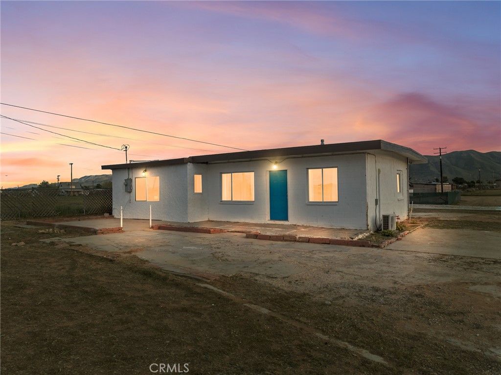 Photo of 21637 Del Oro Rd, Apple Valley, CA 92308 (MLS # HD26055007)