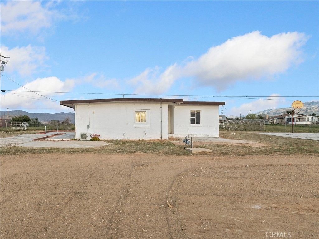 Photo of 21637 Del Oro Rd, Apple Valley, CA 92308 (MLS # HD26055007)