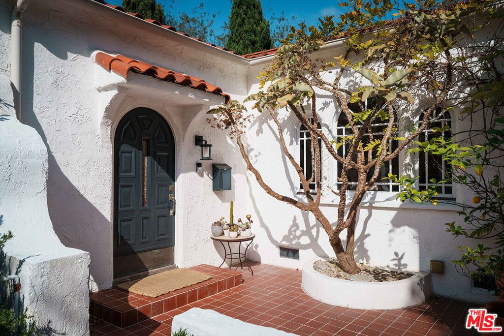 Photo of 1060 Superba Avenue, Venice, CA 90291 (MLS # 26838861)