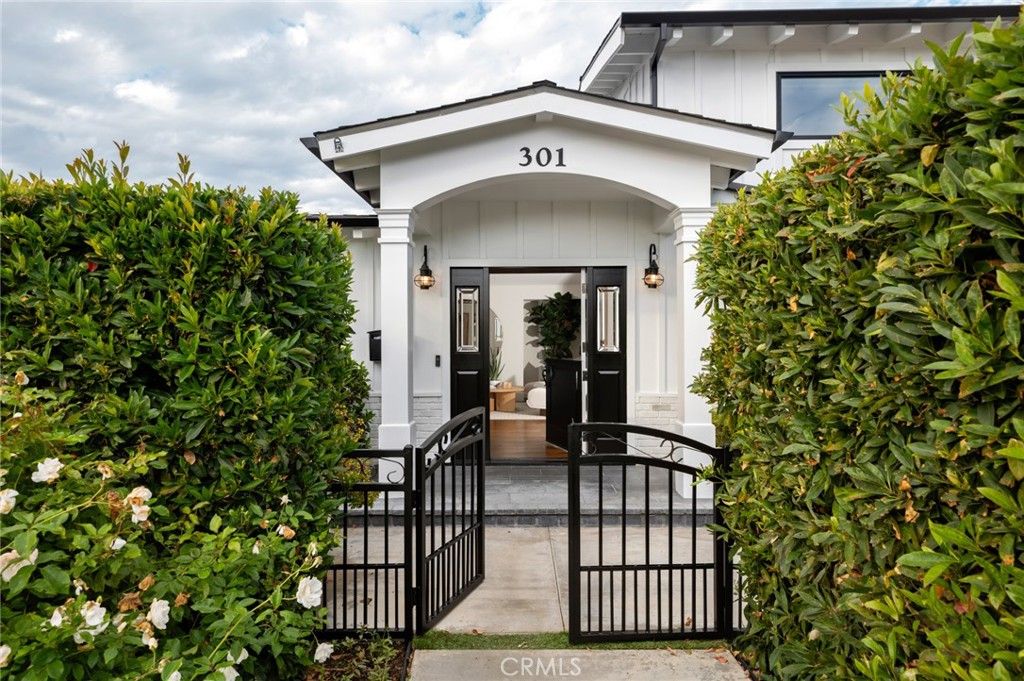 Photo of 301 Evening Canyon Rd, Corona Del Mar, CA 92625 (MLS # NP25260652)