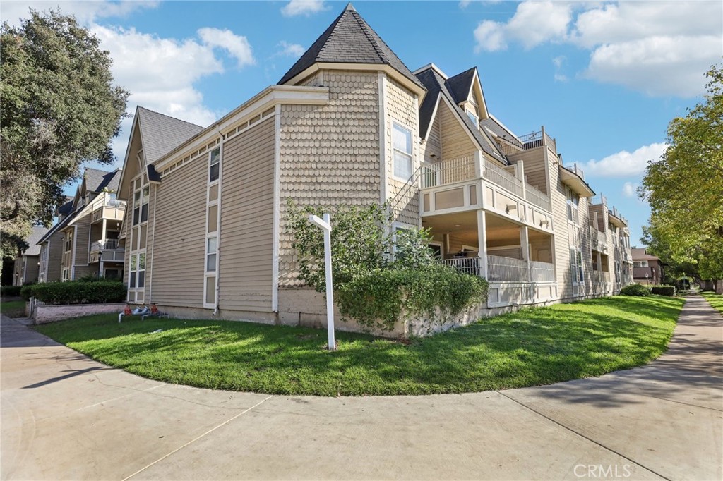 300 E Chestnut H-202