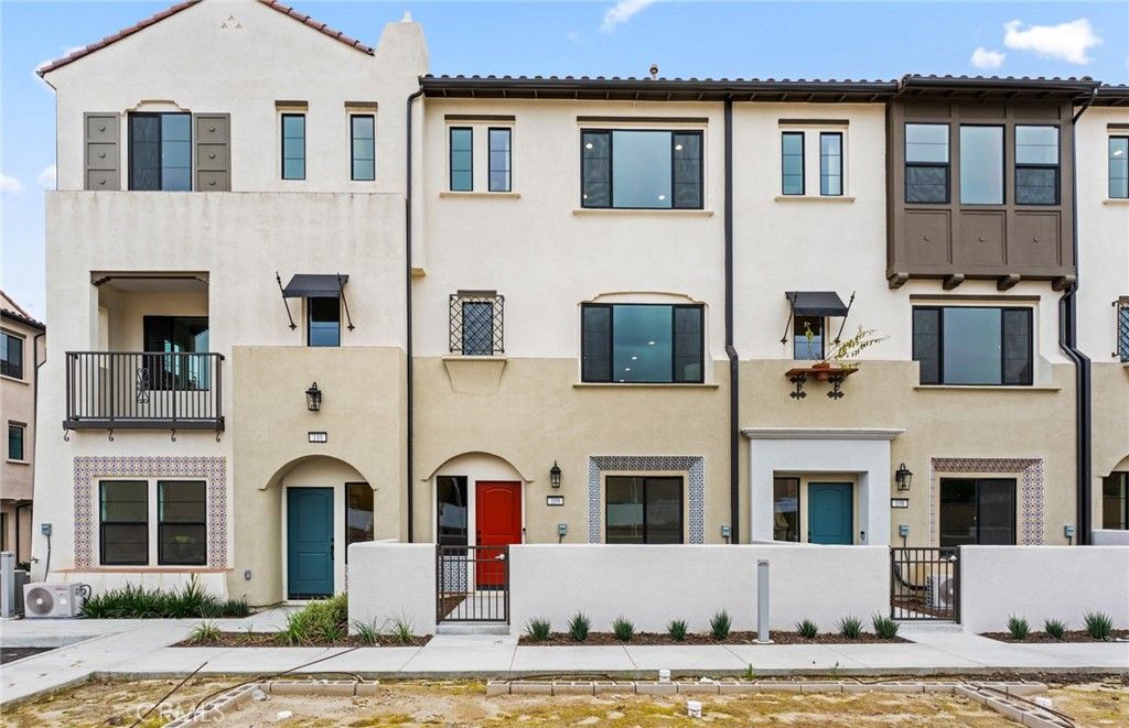 Photo of 102 Sorrel Court, Burbank, CA 91506 (MLS # IV26088100)