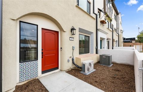 Photo of 102 Sorrel Court, Burbank, CA 91506 (MLS # IV26088100)