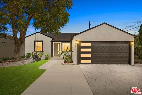 Photo of 6160 Shoshone Avenue, Encino, CA 91316 (MLS # 26835773)
