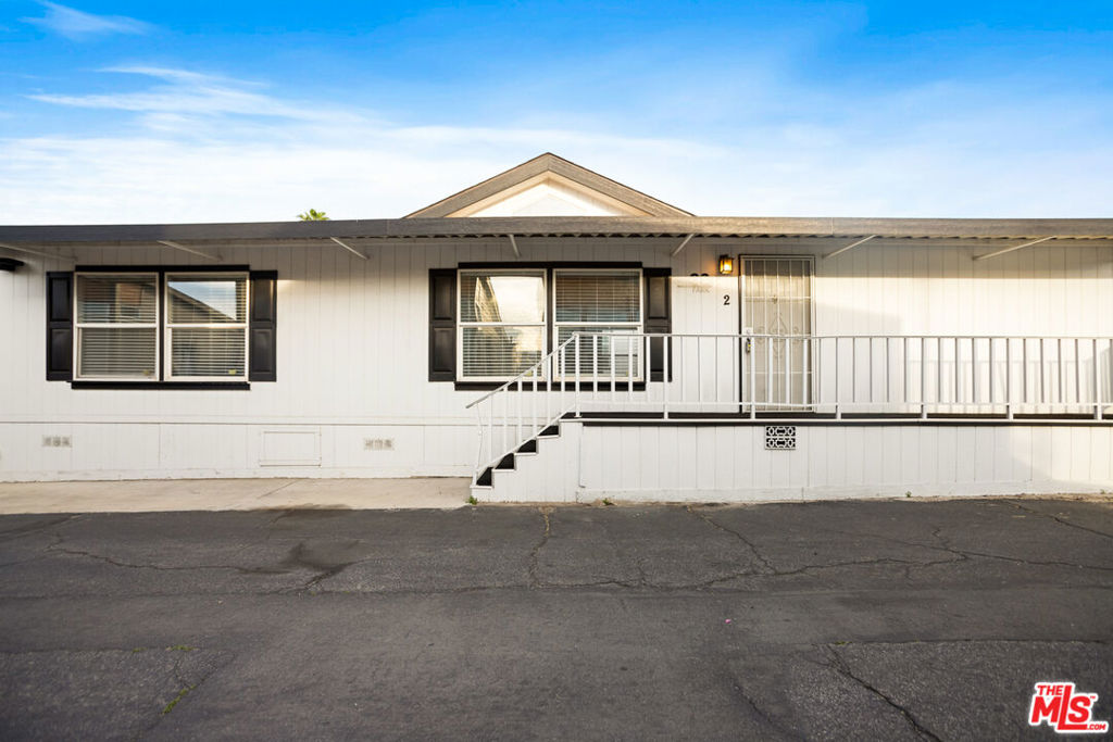 Welcome to this spacious 2004 Champion 3-bedroom, 2-bathroom home located in North Hollywood, in the highly desirable Hollywood Backlot Bungalows mobile home park. This well-maintained home features an open floor plan with generous living space and includes all major appliances , central A/C, and an in-home washer and dryer. Enjoy resort-style community amenities such as a sparkling pool, relaxing spa, fully equipped gym, clubhouse, outdoor BBQ area, and a dog park. With a low monthly space rent of just $1,595, this is an excellent opportunity to own in a prime North Hollywood location. Welcome to this spacious 2004 Champion 3-bedroom, 2-bathroom home located in North Hollywood, in the highly desirable Hollywood Backlot Bungalows mobile home park. This well-maintained home features an open floor plan with generous living space and includes all major appliances , central A/C, and an in-home washer and dryer. Enjoy resort-style community amenities such as a sparkling pool, relaxing spa, fully equipped gym, clubhouse, outdoor BBQ area, and a dog park. With a low monthly space rent of just $1,595, this is an excellent opportunity to own in a prime North Hollywood location. Come see it today! Come see it today!