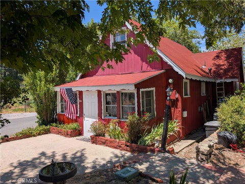 Photo of 201 Spruce DR, Crestline, CA 92325 (MLS # CV26145981)