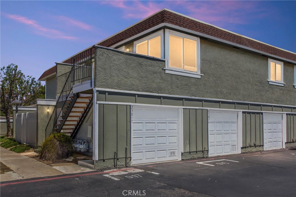 MOVE IN READY! Priced below market!!
Newly renovated and gorgeous turn key condo at the beautiful Aliso Villas. This upstairs end unit with an expansive front patio is complete with new paint, new high end waterproof laminate flooring as well as new appliances, ceiling fans, quartz counter tops and new designer kitchen cabinetry. The condo also features an interior laundry room. The expansive one car garage is conveniently located nearby with one assigned parking space as well. Moreover, this well maintained condo community boasts a children's park, swimming pools, spa, and access to lake rights. Award winning schools near by, upscale restaurants, shopping and easy access to freeways.