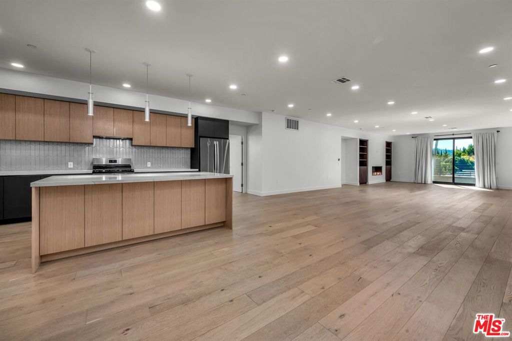 5110 Whitsett Avenue 303