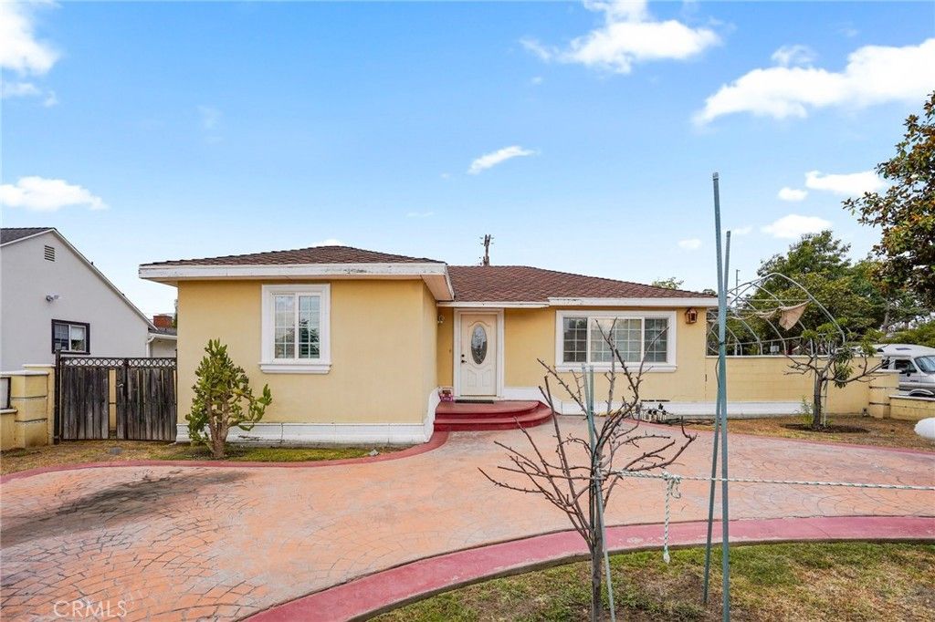 Photo of 6355 Peach Avenue, Van Nuys, CA 91411 (MLS # DW25142640)