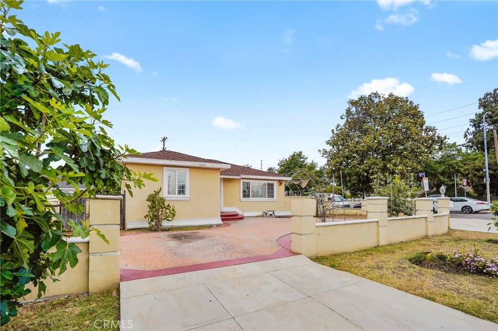 Photo of 6355 Peach Avenue, Van Nuys, CA 91411 (MLS # DW25142640)