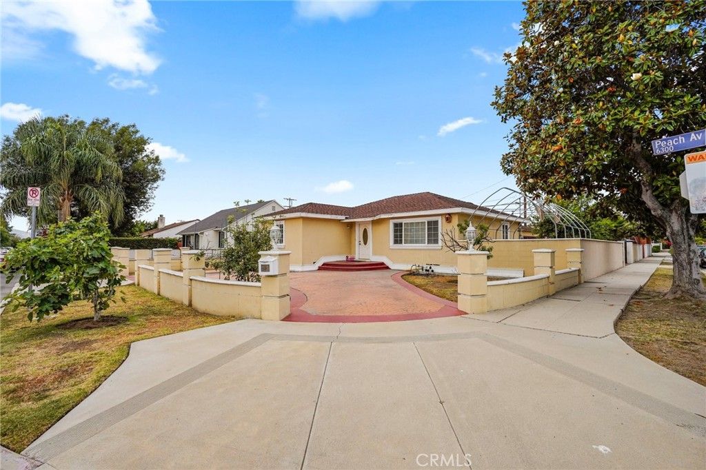 Photo of 6355 Peach Avenue, Van Nuys, CA 91411 (MLS # DW25142640)