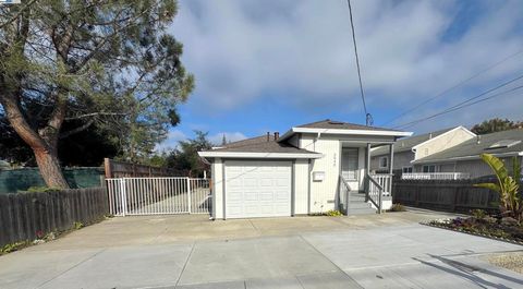 Photo of 2940 Somerset Ave Ave, Castro Valley, CA 94546 (MLS # 41118315)