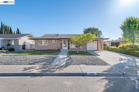 Photo of 1262 Hollyhock St ST, Livermore, CA 94551 (MLS # 41138235)