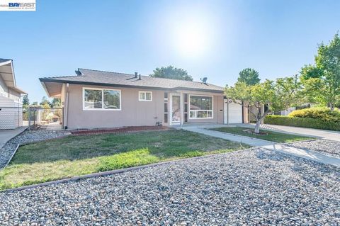 Photo of 1262 Hollyhock St ST, Livermore, CA 94551 (MLS # 41138235)