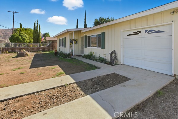 Fantastic Find Near Diamond Valley Lake!
Don’t miss this incredible opportunity—approximately 1 acre of usable land located just minutes from Diamond Valley Lake! This charming 3-bedroom, 1-bath home features fresh interior paint and new carpet being installed, offering a clean and welcoming start for its next owner.
Surrounded by scenic trails in a desirable ranchette area, this property is perfect for horse enthusiasts—zoned for up to 5 horses per acre (buyer to verify). Enjoy peaceful country living with all the convenience of being only 10 minutes from town and the lake.
Come see this fantastic property today!