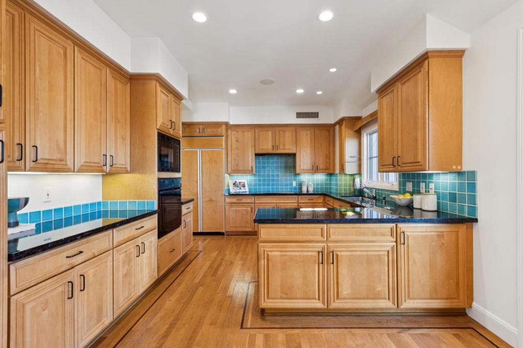 555 Byron Street 402