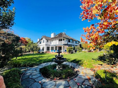 Photo of 200 Iris Way, Palo Alto, CA 94303 (MLS # ML82031695)