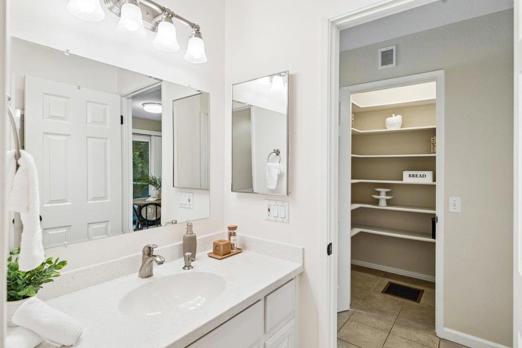 4024 Farm Hill 8