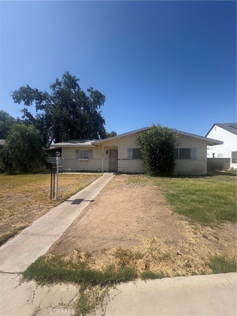 Cozy home on a large lot with a detached garage.
This quaint home will have you dreaming of backyard BBQs!
Don't delay on this well-priced home- please schedule your showing today.