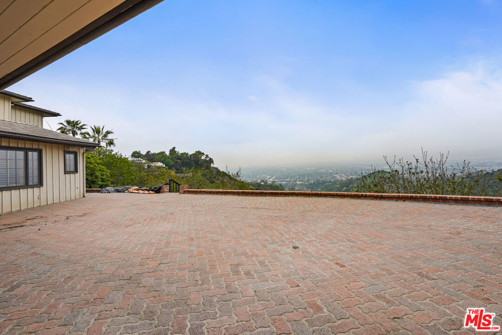 Properties 4 13150 Mulholland Drive