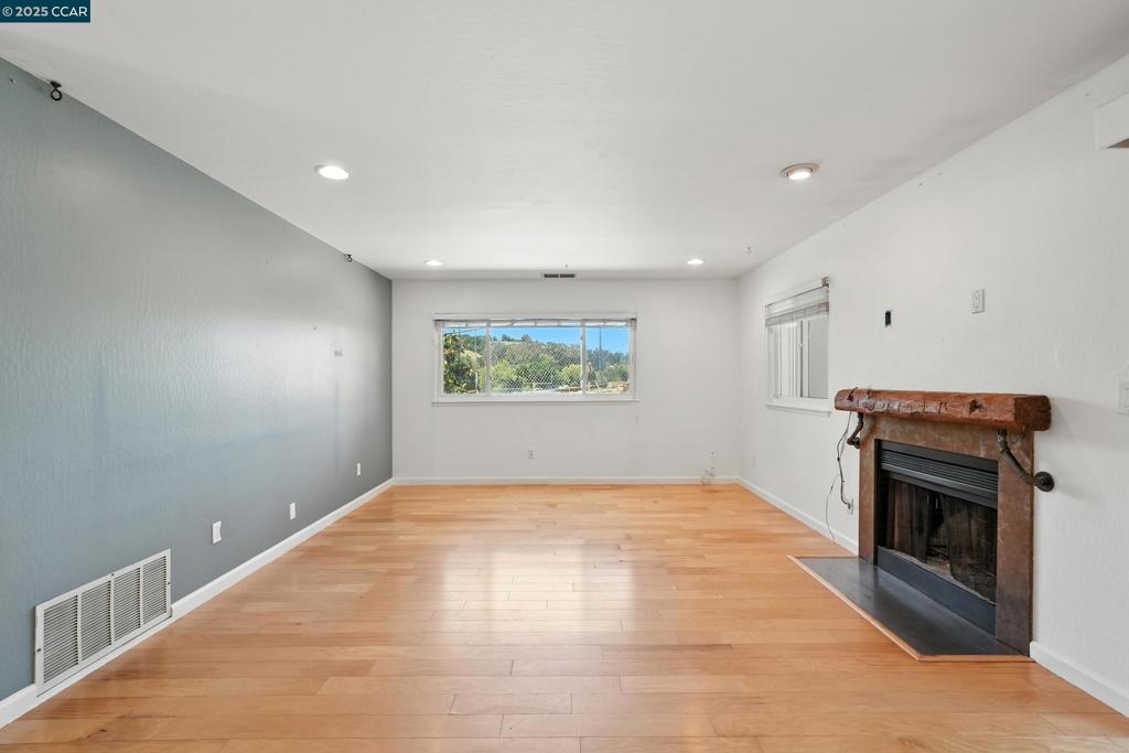 GRANADA HILLS - Residential