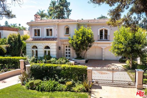 Photo of 915 N Rexford Drive, Beverly Hills, CA 90210 (MLS # 25607171)