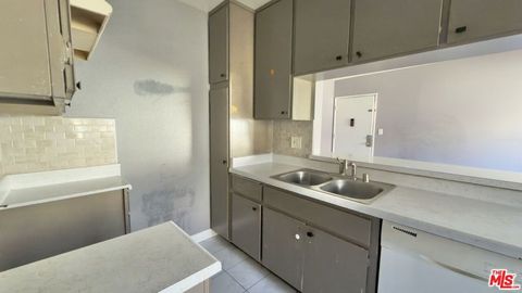 Photo of 837 S Ardmore Avenue #1, Los Angeles, CA 90005 (MLS # 26834853)