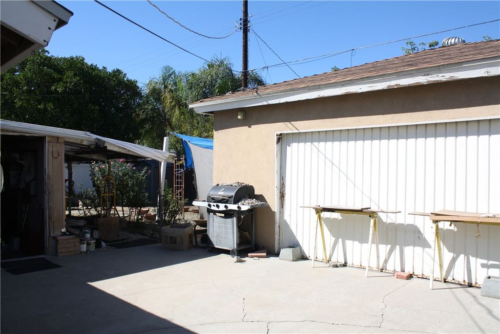 Photo of 7337 Caldus Ave, Lake Balboa, CA 91406 (MLS # SR25243503)