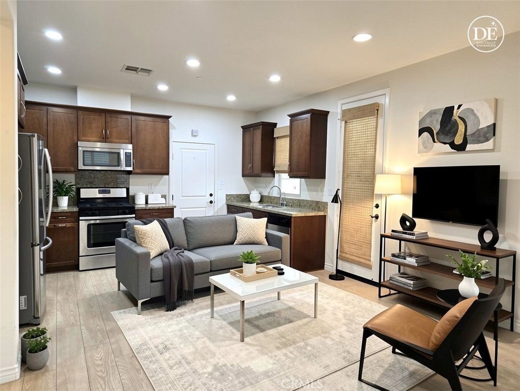 719 E Valencia