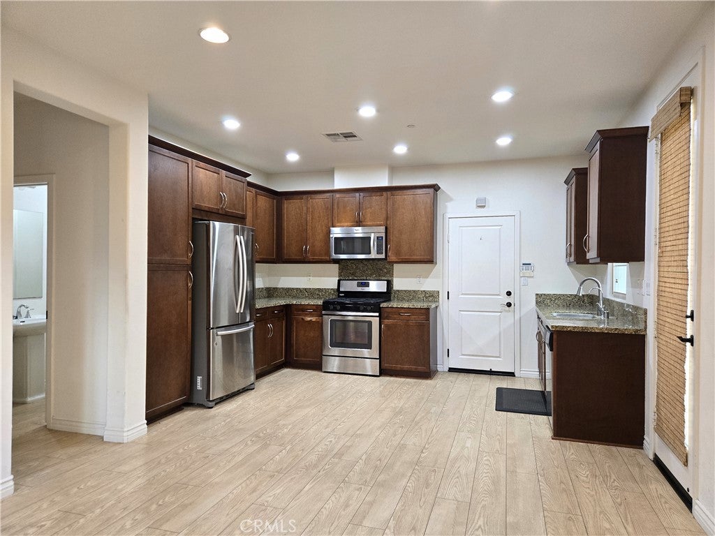 719 E Valencia