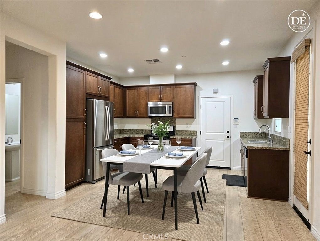 719 E Valencia