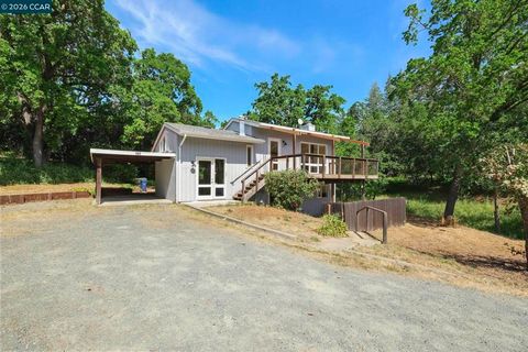 Photo of 165 Topaz Ln Ln, Pleasant Hill, CA 94523 (MLS # 41128797)