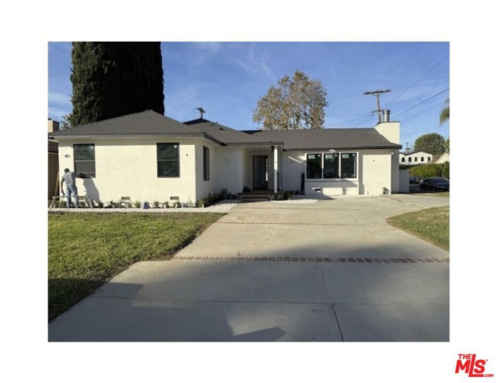 Photo of 4955 Woodman Avenue, Los Angeles, CA 91423 (MLS # 25630755)