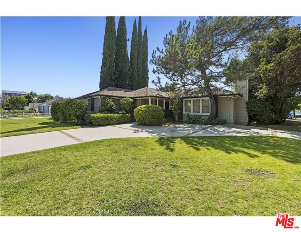 Photo of 4955 Woodman Avenue, Los Angeles, CA 91423 (MLS # 25630755)