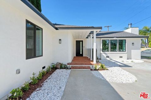 Photo of 4955 Woodman Avenue, Los Angeles, CA 91423 (MLS # 25630755)