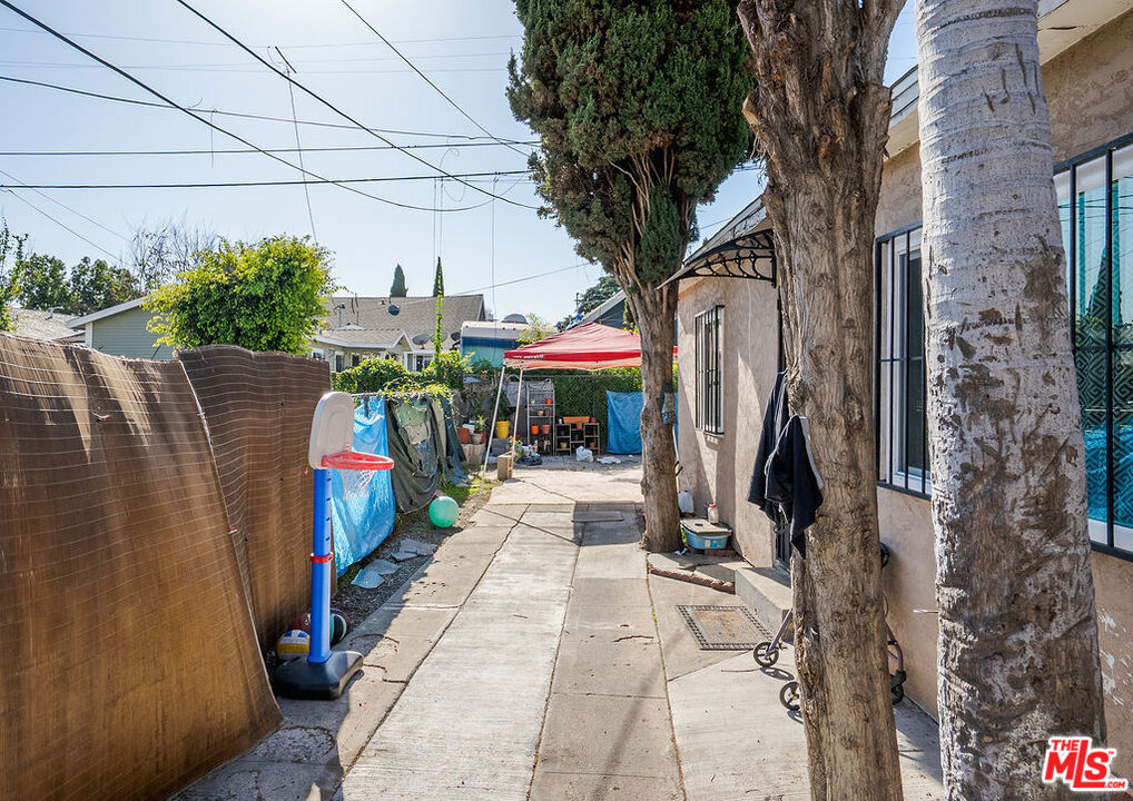 712 714 W 40th Place