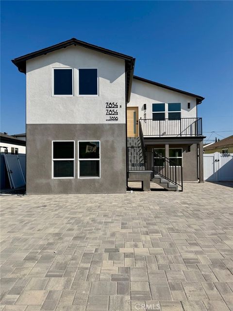 Photo of 7854 N Troost Ave Ave, North Hollywood, CA 91605 (MLS # SR25281813)