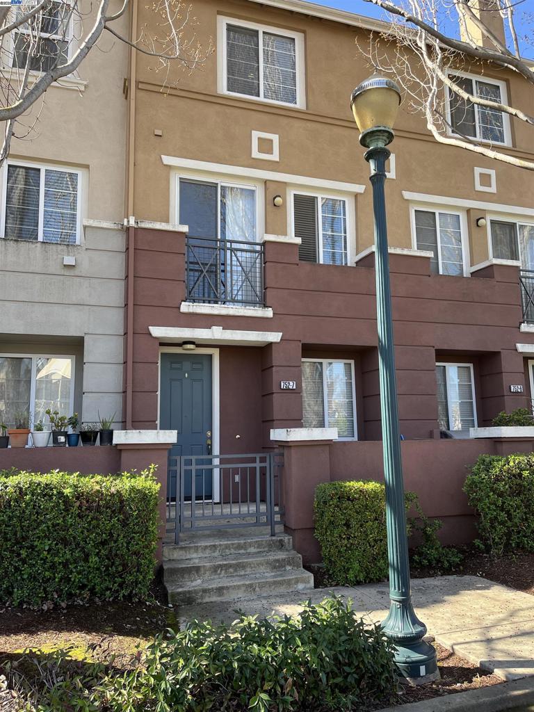 Townhome style 3 bedrooms, 3 full baths and is located in a gated community. in Downtown Hayward.Home has a gas burning fireplace in the den, breakfast bar in the kitchen, and a 2-car garage that’s attached to the unit. Conveniently located near BART, shopping, and restaurants.