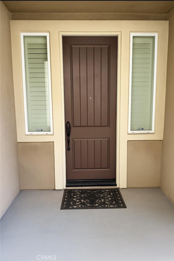 Good location located in the heart of upland, three bedrooms, two and half bath, new flooring, very nice floor plan, granite kitchen top. The house comes with a refrigerator. Good school district, close to shopping center and 210 freeway.
