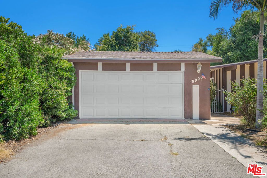 Photo of 19920 Gresham Street, Northridge, CA 91324 (MLS # 25597899)