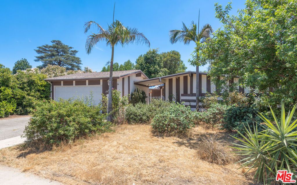 Photo of 19920 Gresham Street, Northridge, CA 91324 (MLS # 25597899)
